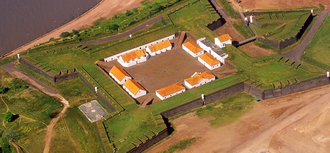 Foto áerea da Fortaleza de Sao José, construção com seis prédios ao redor de um pátio interno