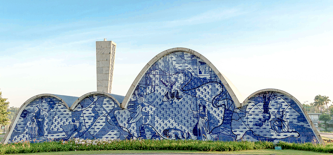 Foto da igreja da Pampulha, obra do arquiteto Oscar Niemeyer, de formar arredondandas e revestida de azulejos