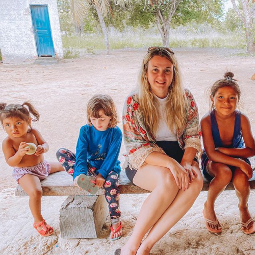 Foto da influencer Elizabeth Werneck com a filha e crianças de uma comunidade indígena de Roraima.